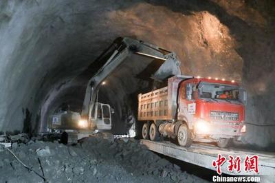 成昆鐵路復(fù)線四川境內(nèi)首座特長隧道貫通 鐵路專用測量技術(shù)助力攻堅
